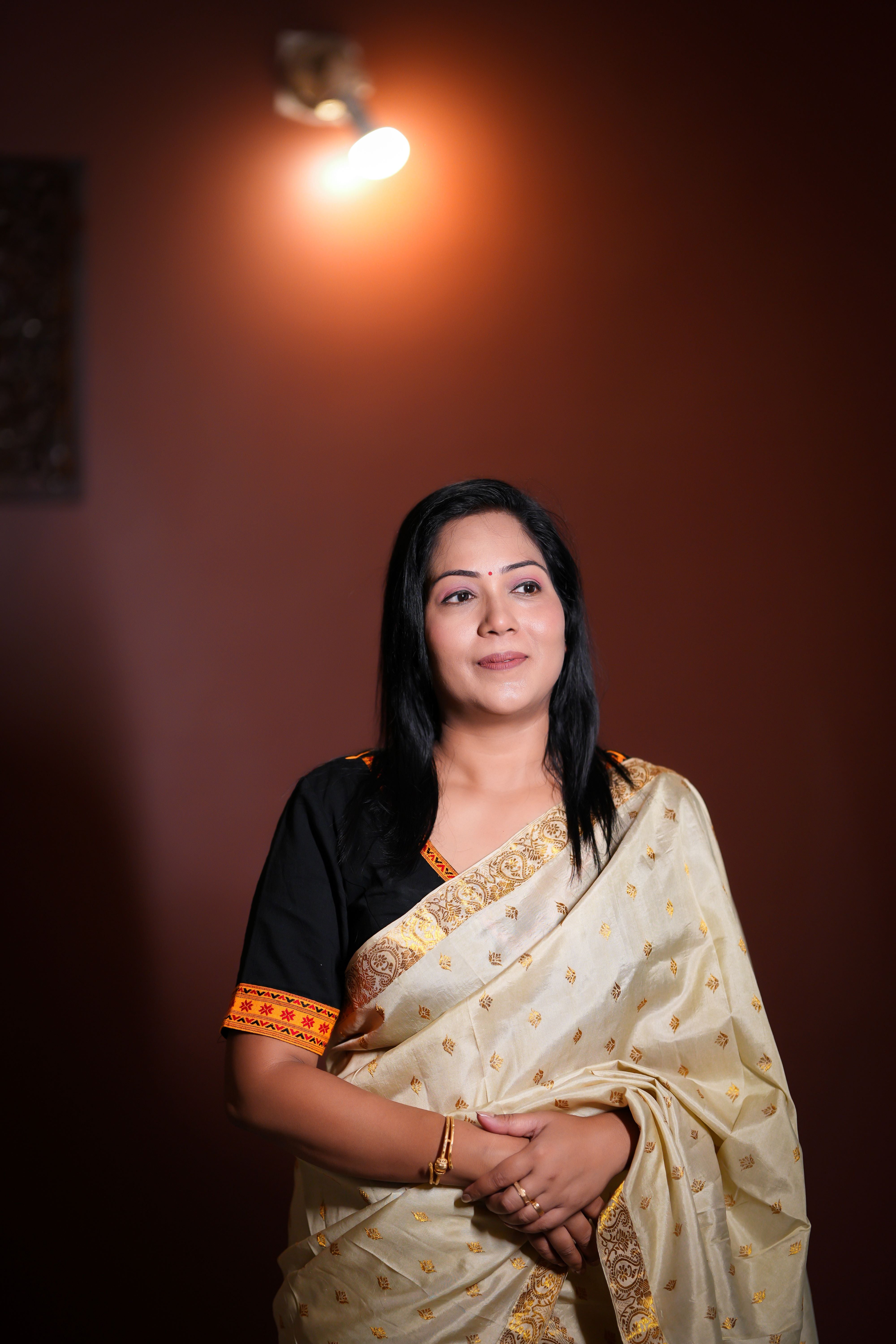 V-NECK BLOUSE WITH TRADITIONAL TIWA MOTIF